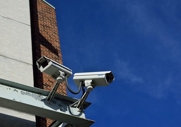 Jakie są zalety i korzyści stosowania systemów CCTV w ochronie mienia?