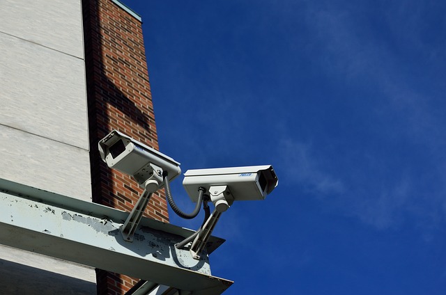 Jakie są zalety i korzyści stosowania systemów CCTV w ochronie mienia?